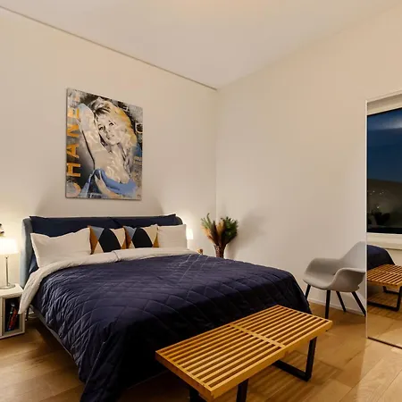 Boutique Leading Luxury Penthouse & Private Parking *